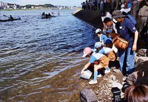 大淀川の浄化を願い魚の放流